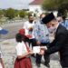 Bupati Gumas Jaya S Monong menyalurkan beasiswa Gunung Mas Pintar secara simbolis kepada peserta didik SD, usai upacara Peringatan Hari Pendidikan Nasional, di Kuala Kurun, Senin (3/5/2021). (ANT/IST)