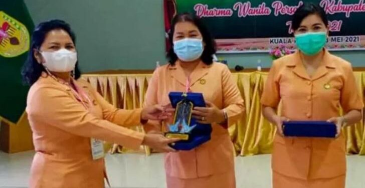 Ketua DWP Gumas Masa Bakti 2015 -2020 Susi S. Edwin Yustian (kiri) menyerahkan cendera mata kepada Ketua DWP Gumas Masa Bakti 2020-2025 Arnise Darit (tengah) dan Penasihat DWP Gumas Mimie Mariatie Jaya S Monong, saat pelaksanaan Musda IV di Kuala Kurun, Senin (3/5/2021). (ANT/IST)