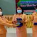 Ketua DWP Gumas Masa Bakti 2015 -2020 Susi S. Edwin Yustian (kiri) menyerahkan cendera mata kepada Ketua DWP Gumas Masa Bakti 2020-2025 Arnise Darit (tengah) dan Penasihat DWP Gumas Mimie Mariatie Jaya S Monong, saat pelaksanaan Musda IV di Kuala Kurun, Senin (3/5/2021). (ANT/IST)