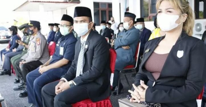 Wakil Ketua I DPRD Kabupaten Gumas Binartha (kanan kedua) bersama Wakil Ketua II Neni Yuliani (kanan) dan lainnya saat mengikuti Upacara Hardiknas di halaman kantor bupati, Senin (3/5/2021). (ANT/IST)