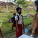 Peserta didik SD Negeri 3 Tampang Tumbang Anjir menjalani pemeriksaan suhu tubuh sebelum dimulainya ujian sekolah, Senin (3/5/2021). (ANT/IST)