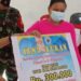 Kasi Penataan Administrasi Desa pada DPMD Kabupaten Gumas Simon (kiri) menyalurkan BLT DD Januari 2021 secara simbolis kepada KPM di Desa Batu Nyapau, Kecamatan Tewah, Sabtu (1/5/2021). (ANT/IST)