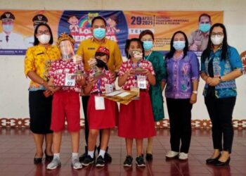 Kepala Dinas Perpustakaan dan Kearsipan Kabupaten Gumas Edwin Yustian bersama Guru Pembina dan Pendamping dari SD Negeri 3 Tampang Tumbang Anjir, Yuni Herniasihati, para juara lomba bercerita, dan lainnya. (IST)
