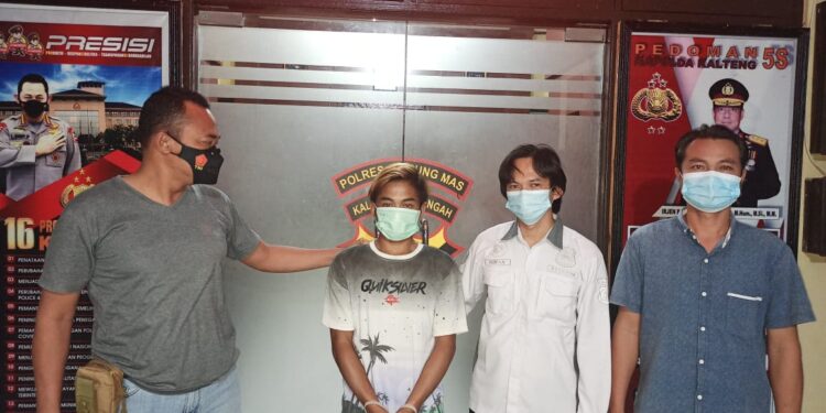 Kasat Reskrim Polres Gumas AKP Afif Hasan (kiri) dan personel polisi mengamankan HN (kiri kedua) di Mapolres Gumas. (IST)