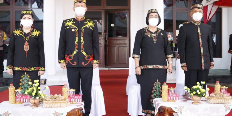 Bupati Gumas Jaya S Monong (kiri kedua) didampingi istri (kiri) bersama Wabup Efrensia L.P Umbing (kanan kedua) didampingi suami, saat Hari Jadi ke 19 Kabupaten Gumas, di halaman kantor bupati setempat, Senin (21/6/2021). (Foto : Protokol Perjalanan Setda Gumas)