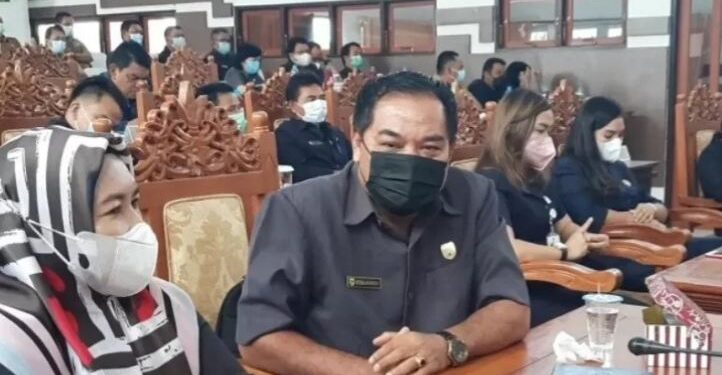 Ketua Fraksi Partai Demokrat DPRD Kabupaten Gumas Untung Jaya Bangas (kiri kedua) saat menghadiri rapat paripurna di Kuala Kurun, Senin (7/6/2021). (ANT/IST)