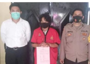 Penyidik Ditreskrimum Polda Kalteng (kemeja putih) menyerahkan tersangka YA yang tersandung kasus penipuan dengan modus operandi bisa memasukan seseorang sebagai CPNS dan honorer, menyerahkan kepada personel rutan polda setempat untuk di tahan, Senin (7/6/2021). (IST)