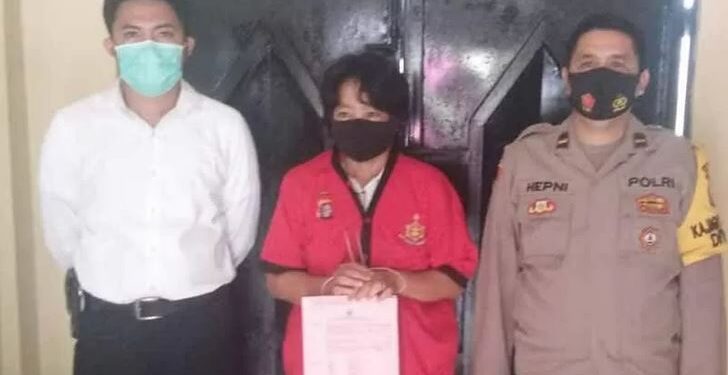 Penyidik Ditreskrimum Polda Kalteng (kemeja putih) menyerahkan tersangka YA yang tersandung kasus penipuan dengan modus operandi bisa memasukan seseorang sebagai CPNS dan honorer, menyerahkan kepada personel rutan polda setempat untuk di tahan, Senin (7/6/2021). (IST)