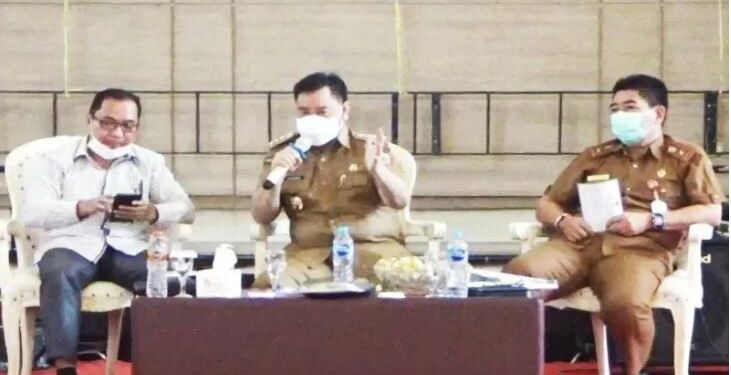 Ketua Komisi III DPRD Kotawaringin Timur Sanidin bersama Bupati Halikinnor dan Kepala Dinas Pendidikan Suparmadi saat rapat koordinasi kepala SMP, Senin (7/6/2021). (ANT/IST)