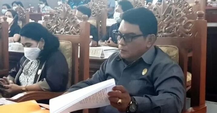 Juru bicara Fraksi Partai Golkar DPRD Kabupaten Gumas H Rahmansyah (kanan) saat rapat paripurna di Kuala Kurun, Selasa (8/6/2021). (ANT/IST)