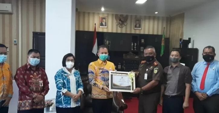 Bupati Gumas Jaya S Monong didampingi Wabup Efrensia L.P Umbing dan lainnya menyerahkan piagam penghargaan kepada Kajari Anthony, di Kuala Kurun, Kamis (10/6/2021). (ANT/IST)