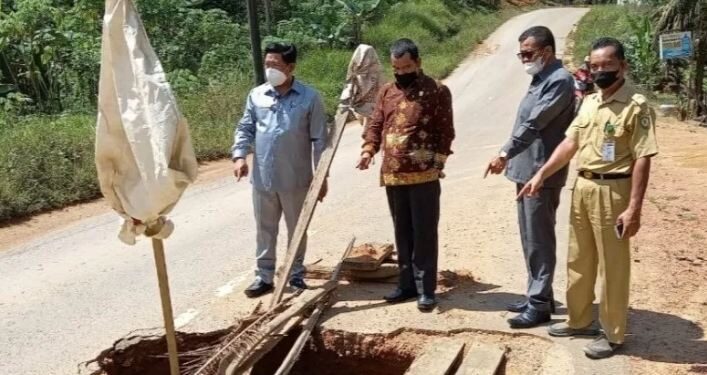 Wakil Ketua DPRD Kotawaringin Timur Hairis Salamad bersama rekannya sesama anggota DPRD dari daerah pemilihan V yaitu Juliansyah dan Anang Kapiliyus, mendapati lubang besar di jalan poros, saat reses belum lama ini. (ANT/IST)