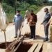Wakil Ketua DPRD Kotawaringin Timur Hairis Salamad bersama rekannya sesama anggota DPRD dari daerah pemilihan V yaitu Juliansyah dan Anang Kapiliyus, mendapati lubang besar di jalan poros, saat reses belum lama ini. (ANT/IST)