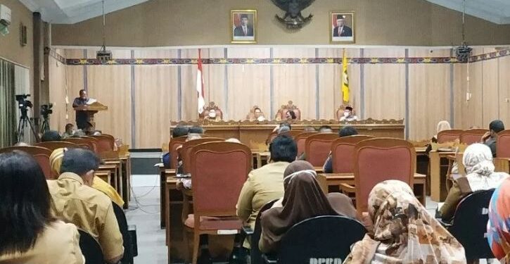Juru bicara daerah pemilihan V, Bardiansyah saat menyampaikan hasil reses dalam rapat paripurna, Senin (14/6/2021). (ANT/IST)