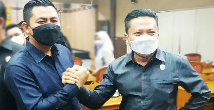 Dua kader PAN, Muhammad Kurniawan Anwar dan Dadang Siswanto melakukan salam komando usai rapat paripurna reposisi anggota DPRD dari Fraksi PAN, Senin (14/6/2021). (ANT/IST)