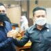 Dua kader PAN, Muhammad Kurniawan Anwar dan Dadang Siswanto melakukan salam komando usai rapat paripurna reposisi anggota DPRD dari Fraksi PAN, Senin (14/6/2021). (ANT/IST)