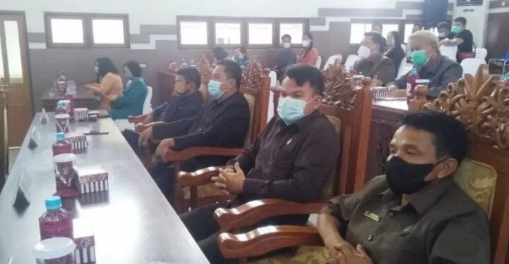Legislator Kabupaten Gumas Pebrianto (kanan kedua) dan lainnya saat rapat paripurna di Kuala Kurun, Senin (14/6/2021). (ANT/IST)