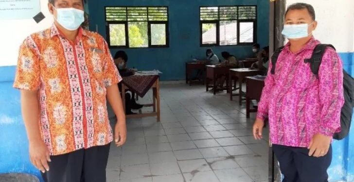 Kabid SD dan SMP pada Disdikpora Kabupaten Gumas Silpanus (kanan) bersama Kepala SMPN Satu Atap 1 Sepang meninjau pelaksanaan ujian sekolah di SMPN Satu Atap 1 Sepang, Jumat (23/4/2021). (ANT/IST)