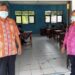 Kabid SD dan SMP pada Disdikpora Kabupaten Gumas Silpanus (kanan) bersama Kepala SMPN Satu Atap 1 Sepang meninjau pelaksanaan ujian sekolah di SMPN Satu Atap 1 Sepang, Jumat (23/4/2021). (ANT/IST)
