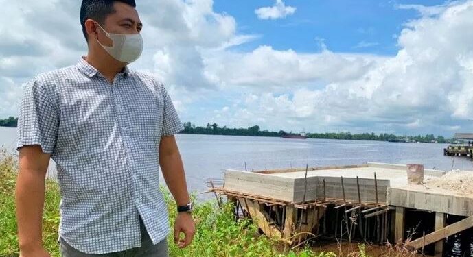 Ketua Komisi IV DPRD Kabupaten Kotawaringin Timur, Muhammad Kurniawan Anwar saat kunjungan ke lapangan, belum lama ini. (ANT/IST)