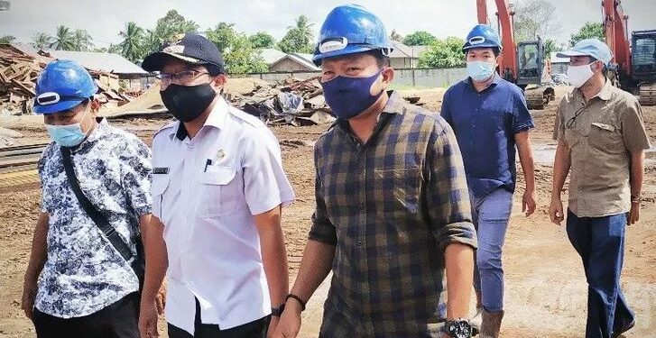 Anggota DPRD Kotawaringin Timur, Dadang H Syamsu (kemeja kotak-kotak) saat kunjungan lapangan, beberapa waktu lalu. (ANT)