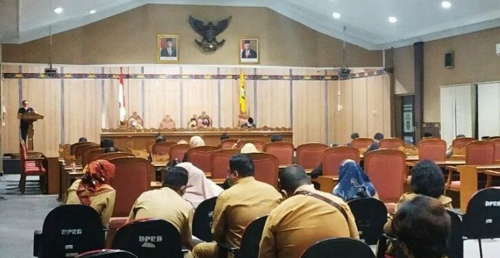 Suasana rapat paripurna DPRD Kotawaringin Timur membahas rancangan peraturan daerah terkait penyertaan modal pada Bank Kalteng, Selasa (22/6/2021). (ANT/IST)