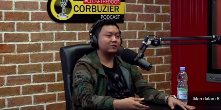 Tangkapan layar – Denny Caknan saat tampil di kanal Youtube Deddy Corbuzier yang tayang pada Selasa (22/6/2021).