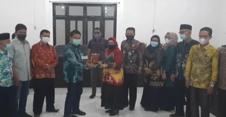 Sekwan DPRD Kabupaten Gumas Yulius didampingi Inspektur Dihel bertukar cendera mata dengan DPRD Kabupaten HSU, di Kuala Kurun, Kamis (24/6/2021). (ANT/IST)