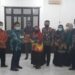 Sekwan DPRD Kabupaten Gumas Yulius didampingi Inspektur Dihel bertukar cendera mata dengan DPRD Kabupaten HSU, di Kuala Kurun, Kamis (24/6/2021). (ANT/IST)