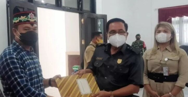 Koordinator aksi damai Yepta Diharja (kiri) menyampaikan sejumlah tuntutan terkait kerusakan ruas jalan Kuala Kurun-Palangka Raya kepada Ketua DPRD Kabupaten Gumas Akerman Sahidar (kedua kanan) yang didampingi Wakil Ketua II DPRD Gumas Neni Yuliani (kanan), usai aksi damai di kantor DPRD setempat, Senin (28/6/2021). (ANT/IST)