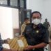 Koordinator aksi damai Yepta Diharja (kiri) menyampaikan sejumlah tuntutan terkait kerusakan ruas jalan Kuala Kurun-Palangka Raya kepada Ketua DPRD Kabupaten Gumas Akerman Sahidar (kedua kanan) yang didampingi Wakil Ketua II DPRD Gumas Neni Yuliani (kanan), usai aksi damai di kantor DPRD setempat, Senin (28/6/2021). (ANT/IST)