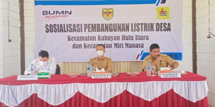Bupati Gumas Jaya S Monong (tengah) dan lainnya saat sosialisasi terkait jaringan listrik PLN, di Kecamatan Miri Manasa, Selasa (8/6/2021). (Foto : Protokol dan Perjalanan Setda Gumas)