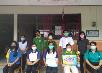 Kepala SLBN Kuala Kurun Martha bersama Yuni Astari, para guru dan peserta didik berfoto bersama sembari menunjukkan piala dan piagam penghargaan.