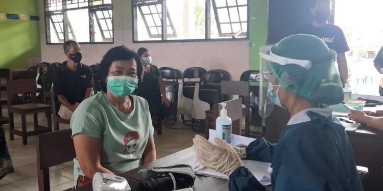 Warga Pra Lansia sedang menjalani skrining sebelum disuntik vaksin COVID-19, di SMAN 1 Kurun, Sabtu (12/06/2021).