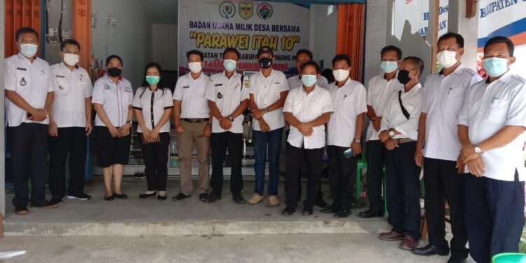 Camat Rungan bersama Kades se Kecamatan Rungan, Camat Tewah dan lainnya saat berkunjung ke BUMDesma Parawei Itah 10