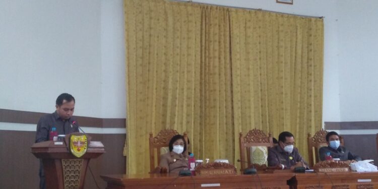 Ketua Bapemperda DPRD Gumas evandi saat laporan terhadap empat buah Raperda (IST)