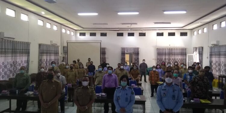 Asisten II Setda Gumas Richard, Kepala DPKP Gumas Letus Guntur dan lainnya berfoto bersama, usai usai forum konsultasi publik di Kuala Kurun, Senin (14/6/2021). (IST)