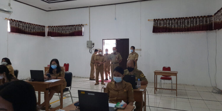 Sekda Gumas Yansiterson didampingi Sekretaris BKPSDM Gumas Gantian Pasti dan lainnya memantau kesiapan ujian kenaikan pangkat penyesuaian ijazah, di Gedung CAT BKPSDM setempat, Selasa (15/6/2021). (ANT/IST)