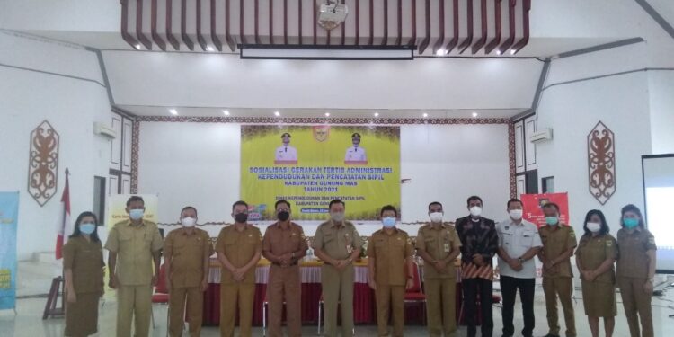 Sekda Gumas Yansiterson foto bersama Kepala Disdukcapil Kabupaten Gumas Barthel dan lainnya, usai pembukaan sosialisasi di GPU Damang Batu, Selasa (15/06/2021). (IST)
