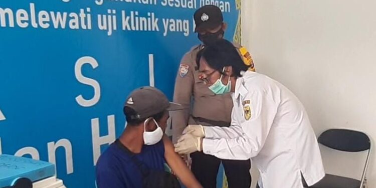 Suasana vaksinasi COVID-19 kepada seorang ODGJ di Puskesmas Tampang Tumbang Anjir, Kecamatan Kurun, Kabupaten Gumas, Rabu (16/6/2021). (ANT/IST)