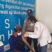 Suasana vaksinasi COVID-19 kepada seorang ODGJ di Puskesmas Tampang Tumbang Anjir, Kecamatan Kurun, Kabupaten Gumas, Rabu (16/6/2021). (ANT/IST)