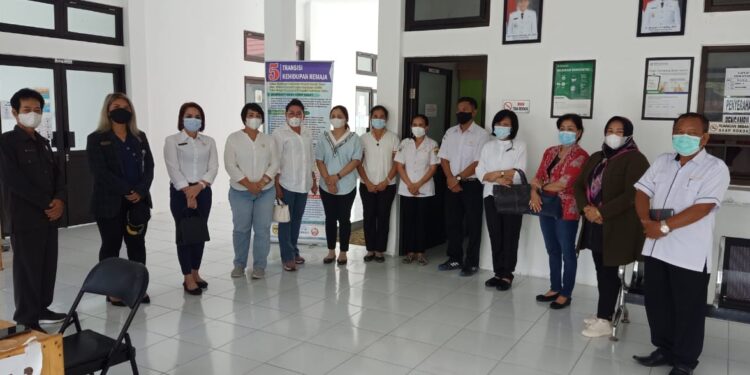 DPRD Gumas bersama Dinkes saat berkunjung ke Puskesmas Tehang, Kecamatan Manuhing Raya. (IST)
