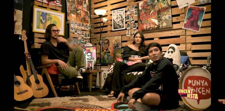 Tangkapan layar – Vincent dan Desta berbincang dengan Raisa, pada kanal YouTube VINDES, Senin 21 Juni 2021.