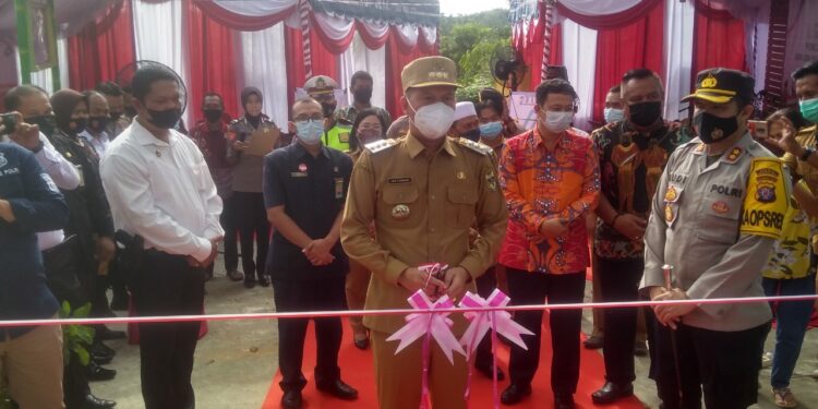 Bupati Gumas Jaya S Monong didampingi Kapolres AKBP Rudi Asriman dan lainnya saat meresmikan Kampung Baru Kuala Kurun, Kecamatan Kurun sebagai Lewu Isen Mulang dan Lewu Pancasila, Senin (21/6/2021). (IST)