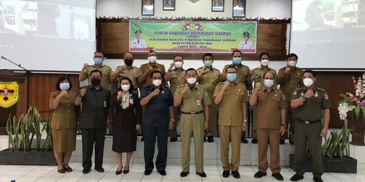 Sekertaris Daerah Kabupaten Gumas dan lainnya melakukan foto bersama, di Kuala Kurun, Selasa (22/6/2021). (ANT/IST)