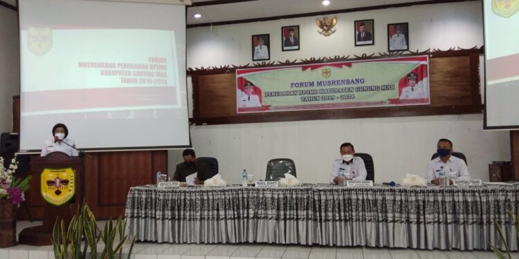 Wabup Gumas Efrensia L.P Umbing sedang membaca sambutan saat Forum Musrenbang Perubahan RPJMD di aula Bappedalitbang setempat, Rabu (23/6/2021). (Foto-Diskominfosantik Gumas)