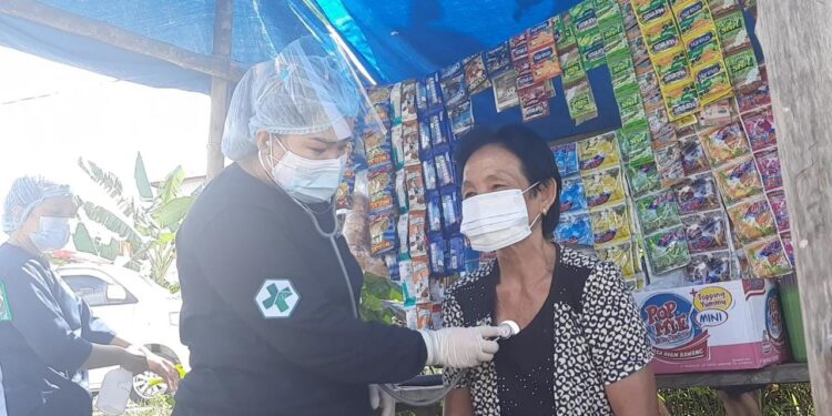 Tim Puskesmas Kurun melakukan skrining untuk mengetahui apakah pasien bisa disuntik vaksin COVID-19, di kediaman pasien, di Kurun Seberang, Kelurahan Kuala Kurun, Kecamatan Kurun, Kabupaten Gumas, Rabu (23/6/2021).