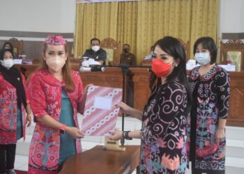 Ketua Kaukus Perempuan Parlemen Kalteng Andina Theresia Narang (kanan) menyerahkan SK dan berita acara pelantikan kepada Ketua Kaukus Perempuan Parlemen Gumas Nomi Aprilia, usai pelantikan di Kuala Kurun, Selasa (29/6/2021). (MASAPNEWS/-Diskominfosantik Kabupaten Gumas)