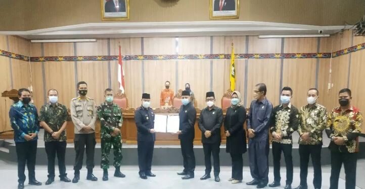 Bupati Halikinnor dan Wakil Ketua DPRD Rudianur menandatangani berita acara Raperda tentang RPJMD tahun 2021-2026 saat rapat paripurna DPRD, Jumat (9/7/2021). ANT/IST