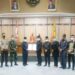 Bupati Halikinnor dan Wakil Ketua DPRD Rudianur menandatangani berita acara Raperda tentang RPJMD tahun 2021-2026 saat rapat paripurna DPRD, Jumat (9/7/2021). ANT/IST